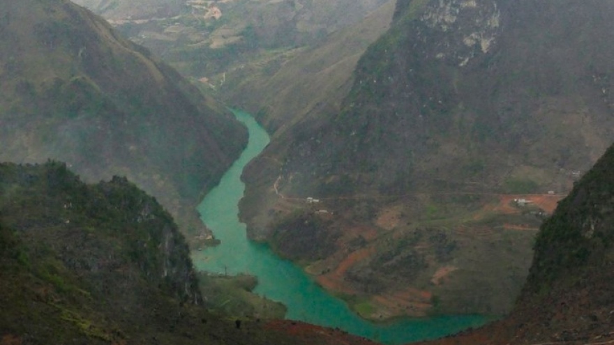 Nho Que river, a blue silk stripe on the Dong Van Karst plateau