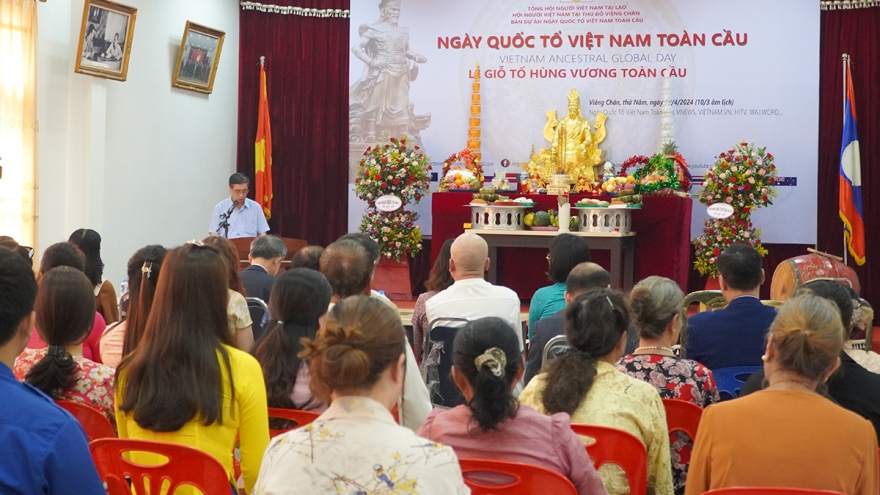 Cộng đồng người Việt Nam tại Lào dâng hương tưởng nhớ các Vua Hùng