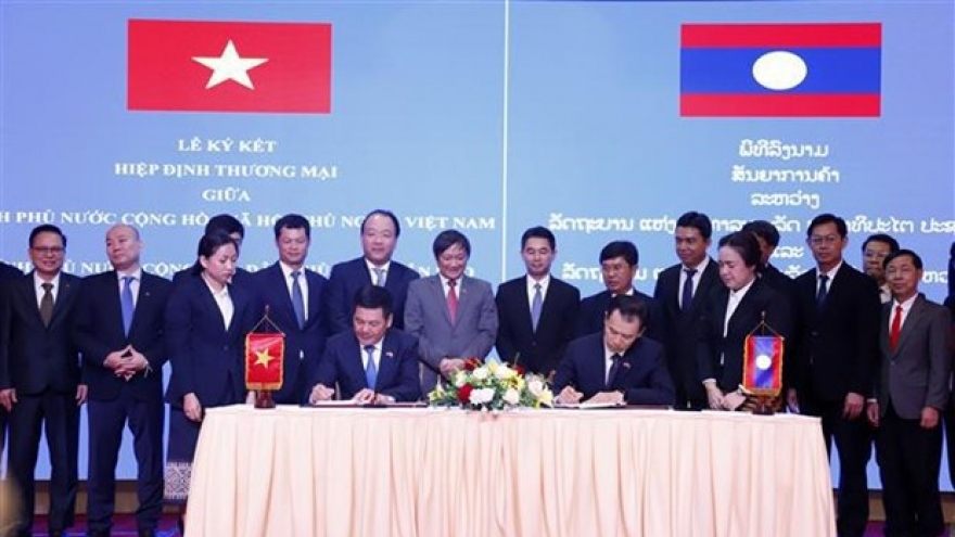 Vietnam, Laos sign new trade agreement