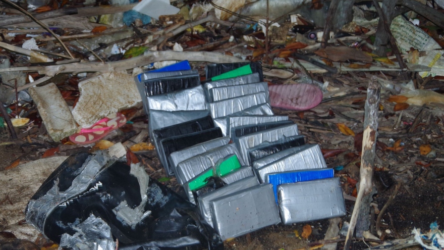 Hàng chục túi ni lông trôi dạt vào bờ biển ở Tiền Giang là Cocain