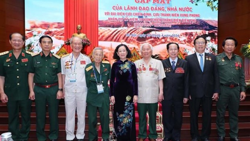 Dien Bien soldiers, youth volunteers meet in Hanoi