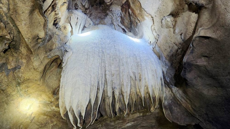 Cave with beautiful natural stalactites inside discovered in Thanh Hoa