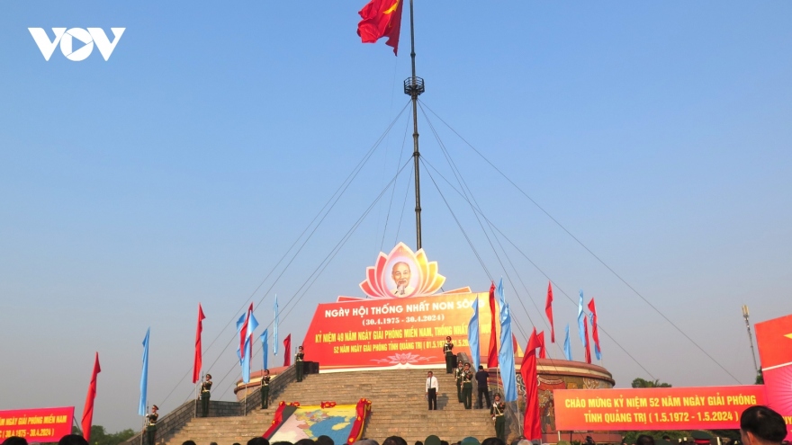 Flag-raising ceremony in Quang Tri marks National Reunification Day