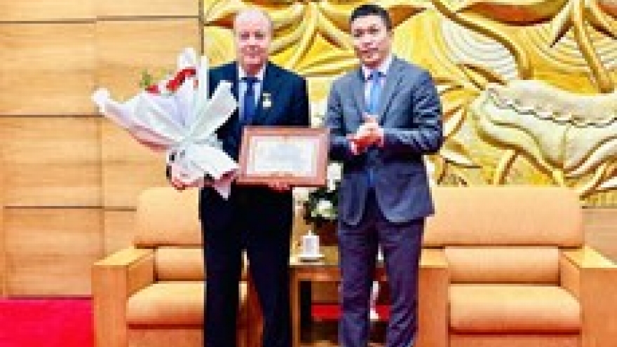 Algerian Ambassador receives friendship insignia