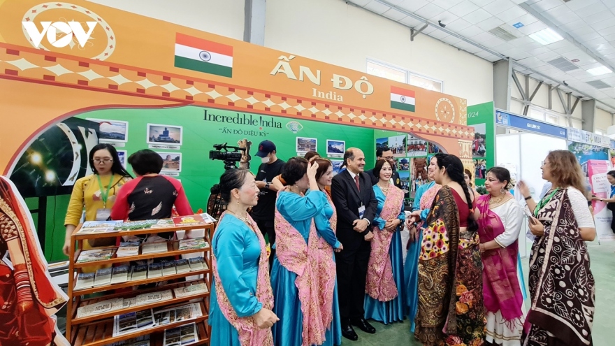 Indian tourism products attract visitors at Hanoi travel mart