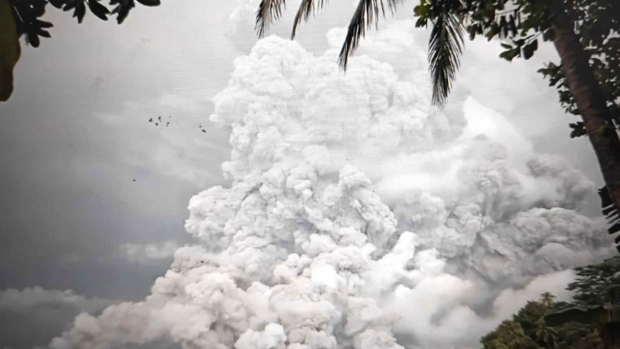 Núi lửa Indonesia phun tro bụi, bao phủ một số thành phố và sân bay quốc tế