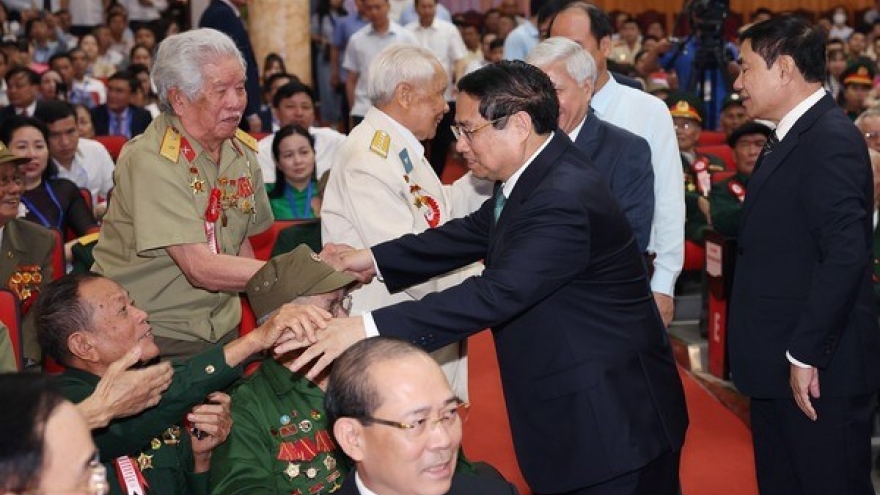 PM meets veteran soldiers, young volunteers serving Dien Bien Phu Campaign