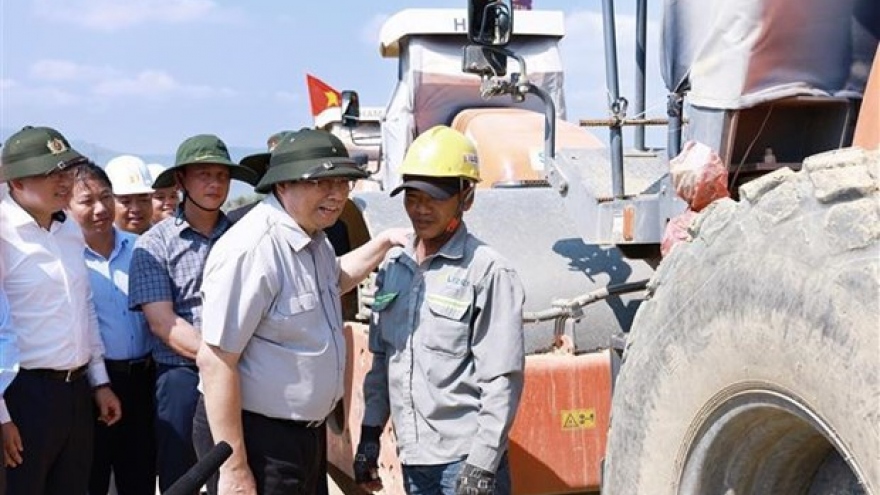 Prime Minister examines expressway projects in central region