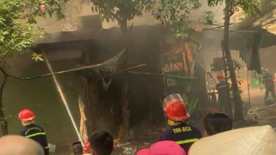 5 ki ốt tại đường Phạm Văn Đồng, Hà Nội bốc cháy khi chủ nhà về quê nghỉ lễ