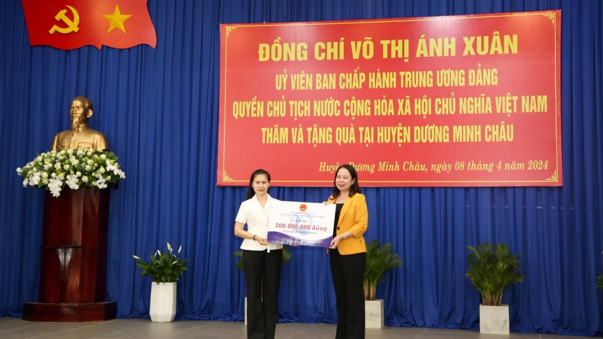 Quyền Chủ tịch nước Võ Thị Ánh Xuân thăm và tặng quà tại Tây Ninh