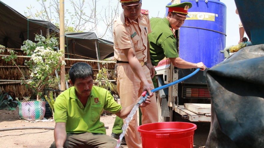 Bộ đội, Công an chở nước tiếp tế cho bà con vùng hạn Đắk Lắk