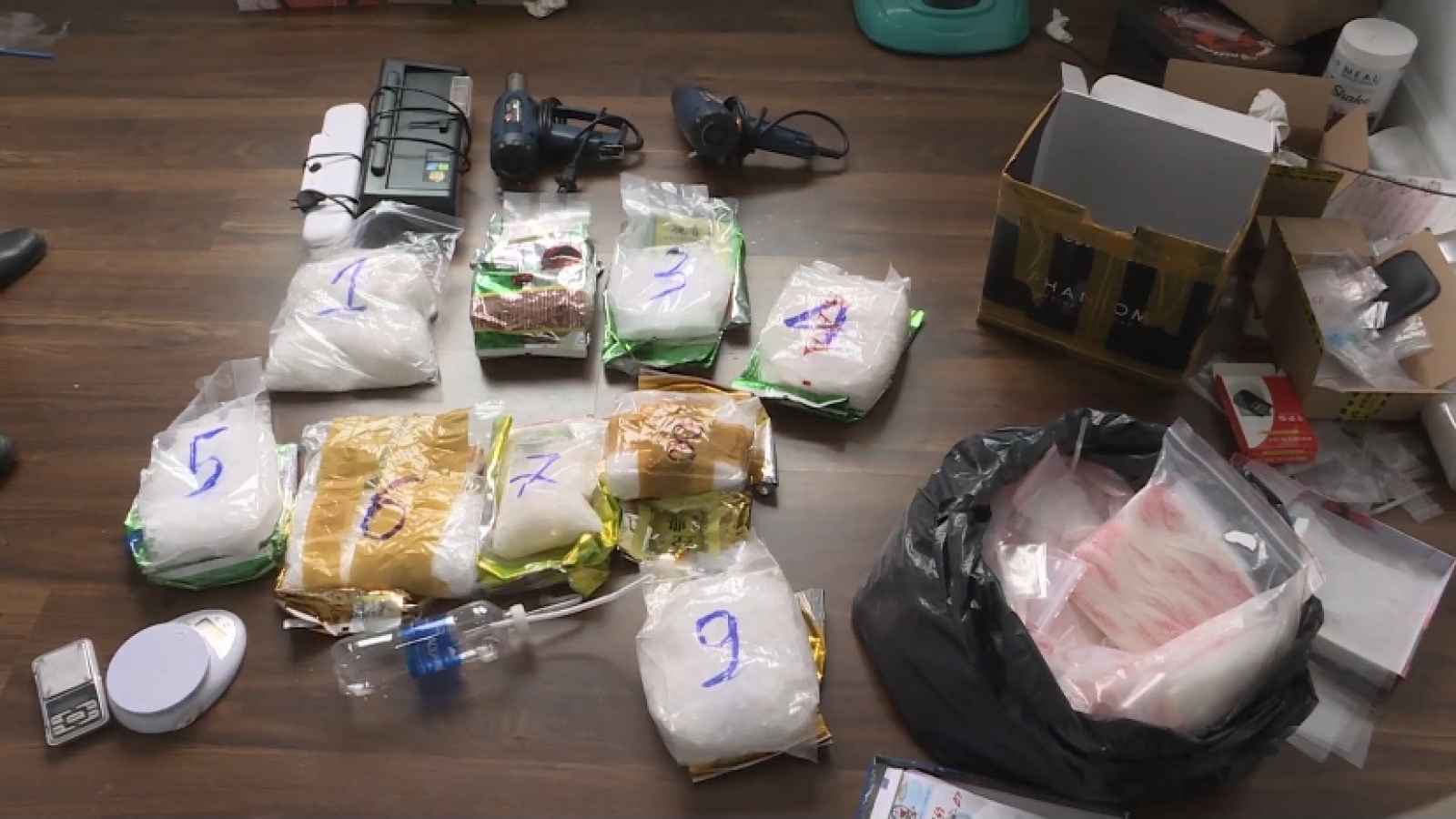 Tạm giữ 3 người trong vụ vận chuyển, tiêu thụ 184 bánh heroin ở TP.HCM