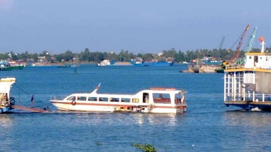 Tàu chở khách du lịch va chạm phà trên sông Tiền, 3 người bị thương nặng