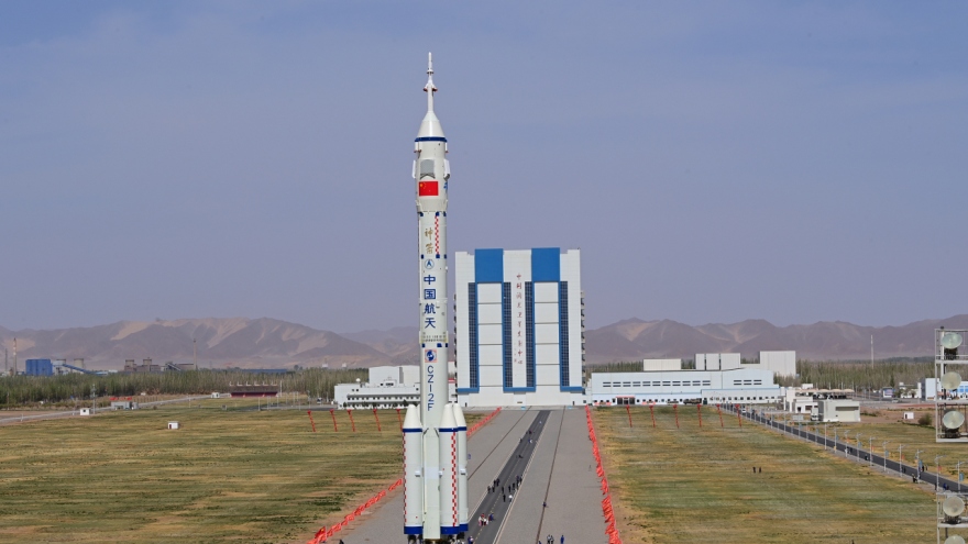 Trung Quốc chuẩn bị phóng tàu vũ trụ có người lái Thần Châu 18