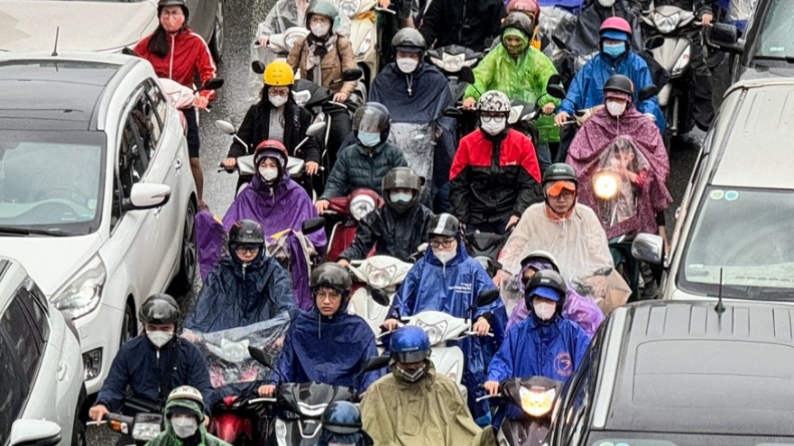 Traffic jams hit capital as Hanoians begin working week amidst drizzle