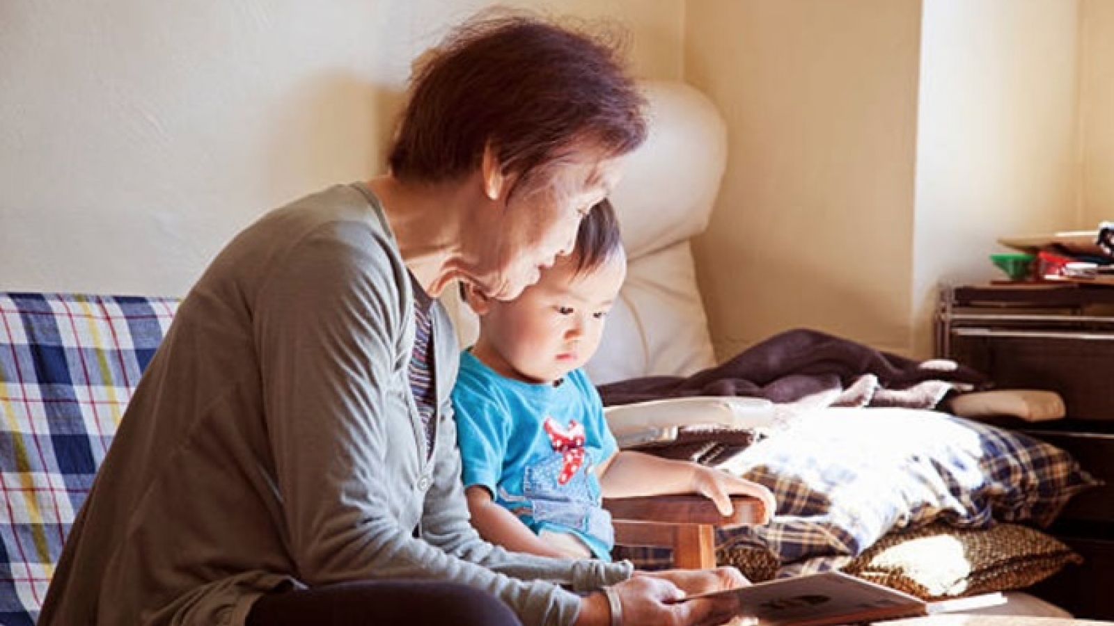 Vợ xa nhà để trông cháu nội nhưng lo chồng ở nhà "léng phéng"