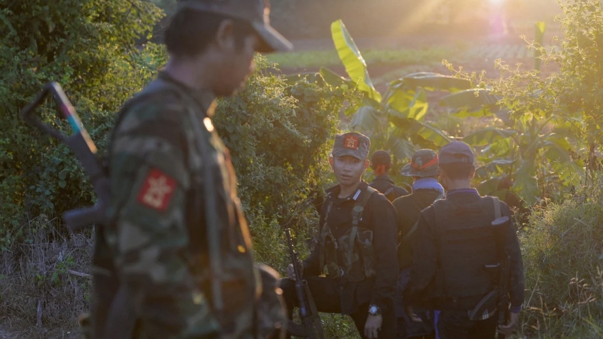Trung Quốc tổ chức tập trận bắn đạn thật tại khu vực biên giới với Myanmar
