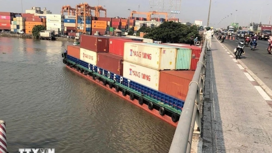 Tàu chở container nặng 4.600 tấn va vào cầu Đồng Nai