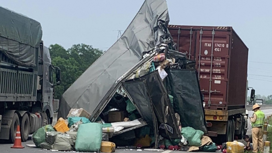 Phụ xe tải trong vụ tai nạn trên cao tốc Cam Lộ-La Sơn ngày 30/3 đã tử vong