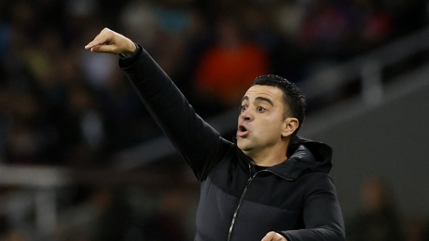 Barca bị loại, HLV Xavi đổ lỗi trọng tài phá nát trận đấu