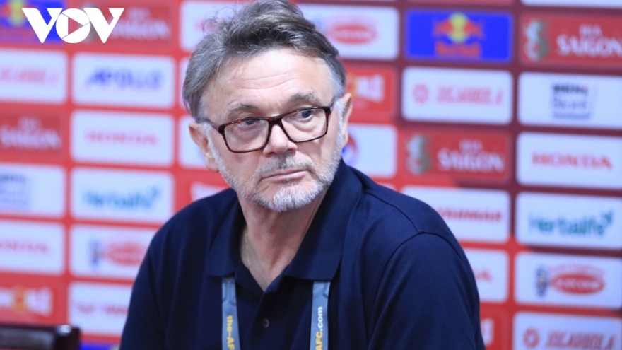 Coach Troussier issues apology to Vietnamese fans