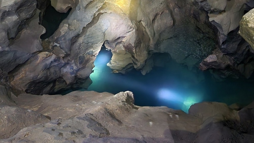 Phát hiện hang động mới có nước ngầm, thạch nhũ siêu đẹp ở Thanh Hóa
