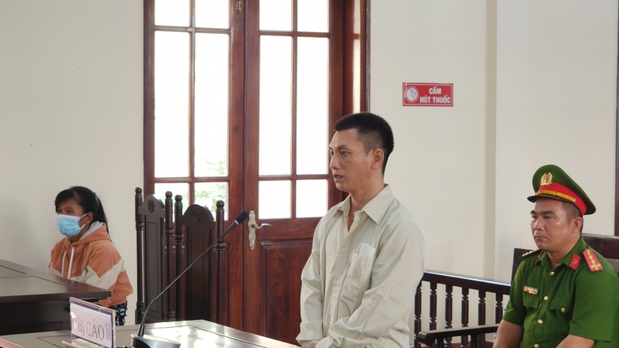 Dùng dao cắt cổ vợ, người đàn ông ở Tiền Giang lĩnh án 7 năm tù