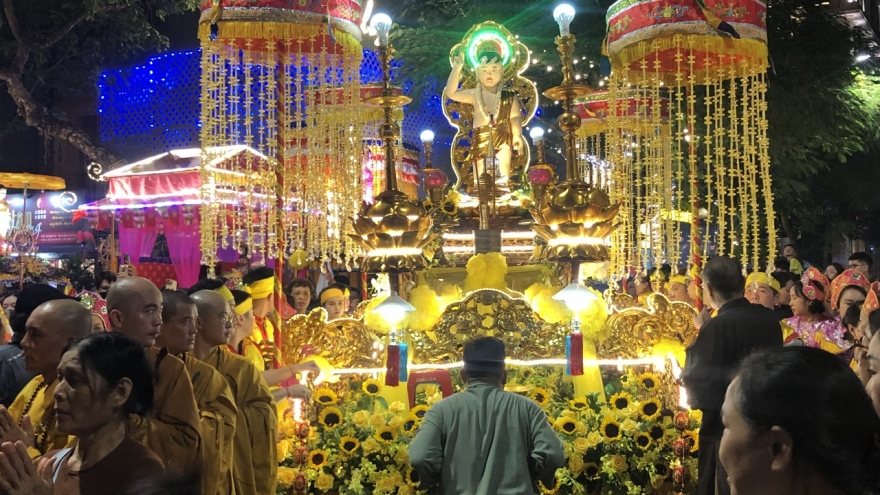 Giáo hội Phật giáo Việt Nam cung rước xá lợi Phật mừng ngày Phật đản