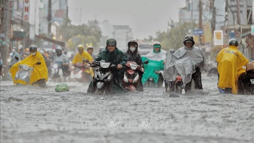 TP Hồ Chí Minh: Mưa lớn ngay giờ tan tầm, nhiều tuyến đường ngập sâu