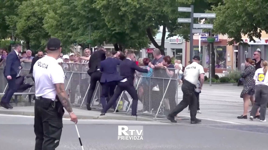 Thủ tướng Slovakia qua cơn nguy kịch dù trúng nhiều phát đạn