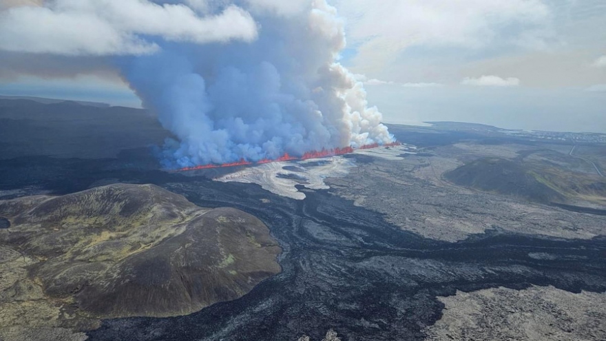 Iceland ra lệnh sơ tán và ban bố tình trạng khẩn cấp sau khi núi lửa phun trào