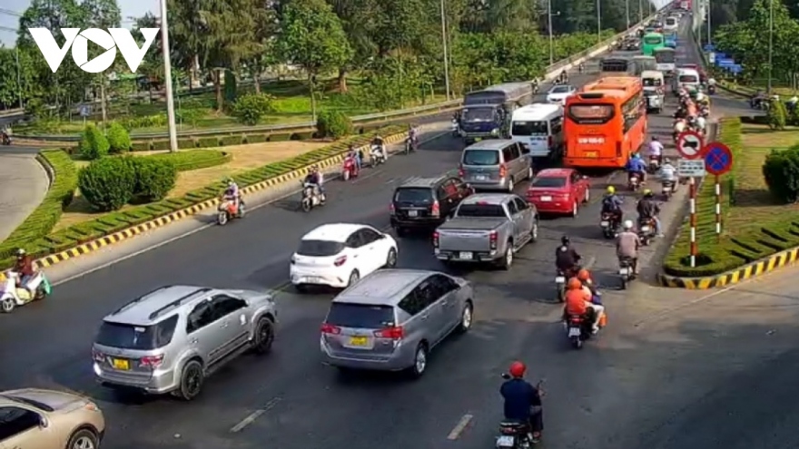 Traffic builds up as people return to work after five-day holiday