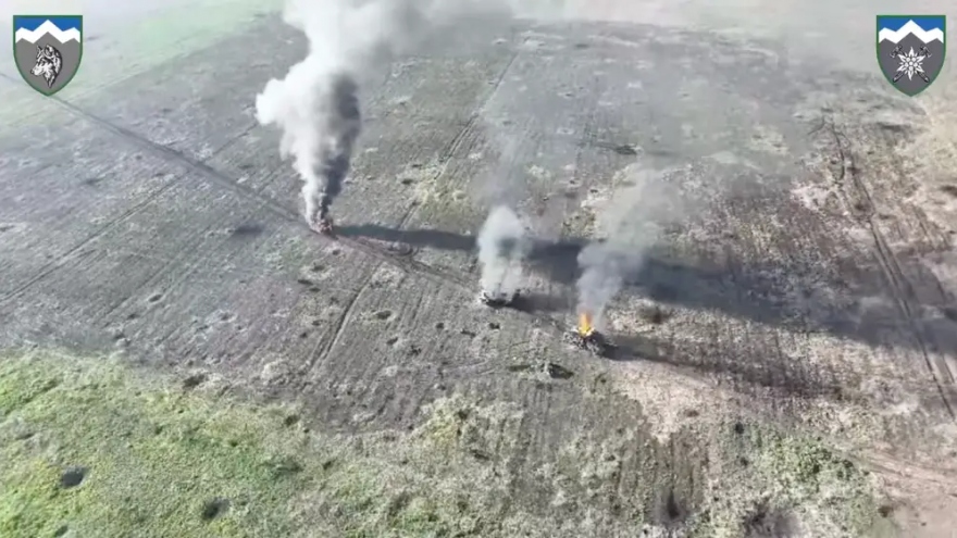 UAV Ukraine bắn xuyên lồng bảo vệ, phá hủy xe bọc thép của Nga