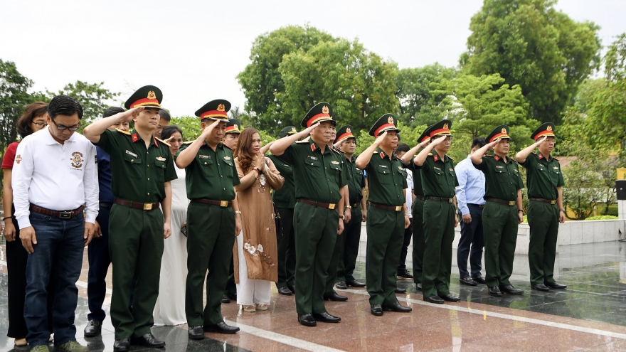 BTC cuộc đua “Về Điện Biên Phủ" dâng hương tưởng niệm Chủ tịch Hồ Chí Minh