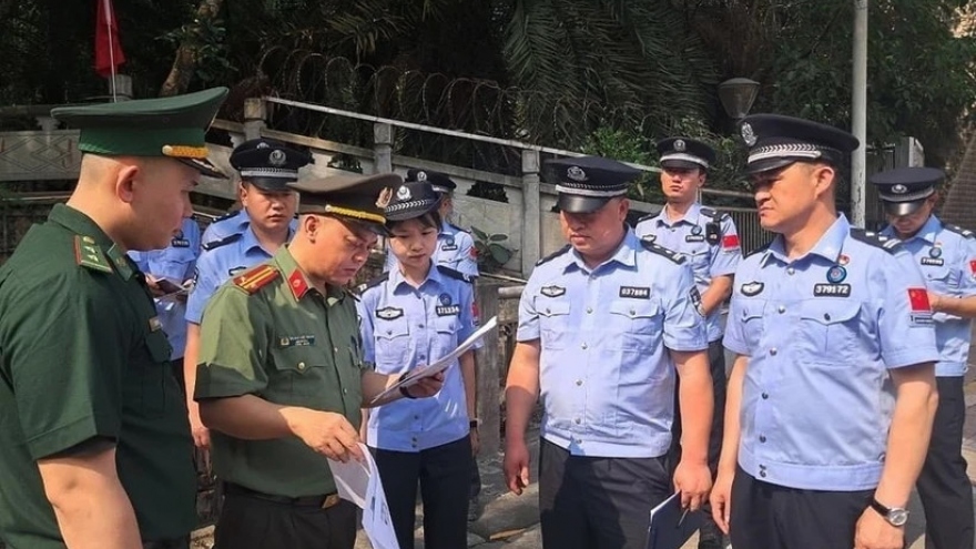 Authorities hand over four illegal entrants to China