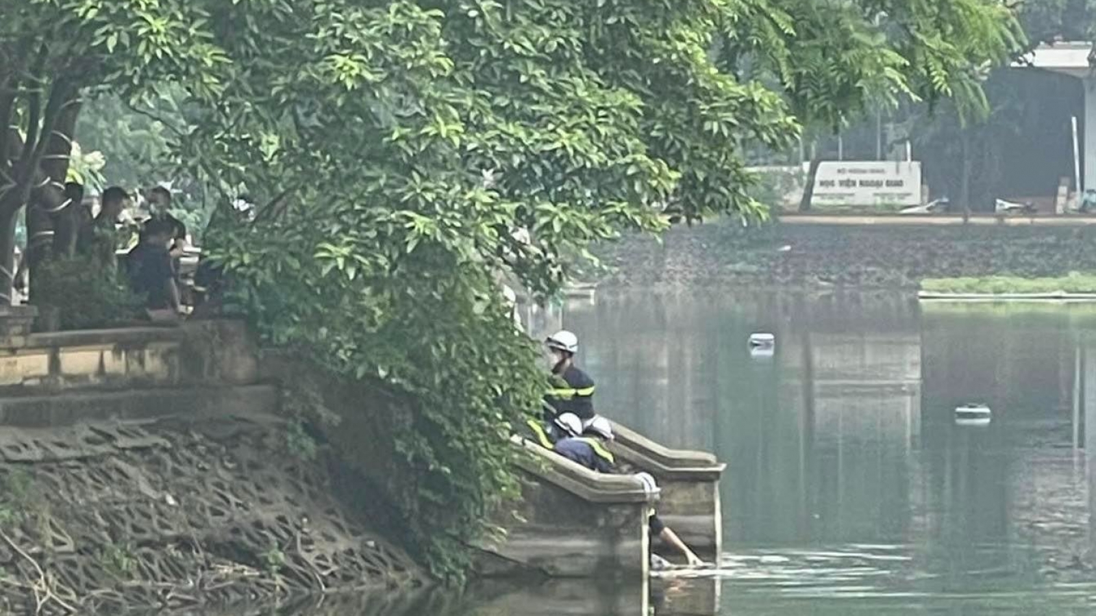 Điều tra vụ thi thể nữ giới trên hồ Láng, gần Bệnh viện Phụ sản Hà Nội