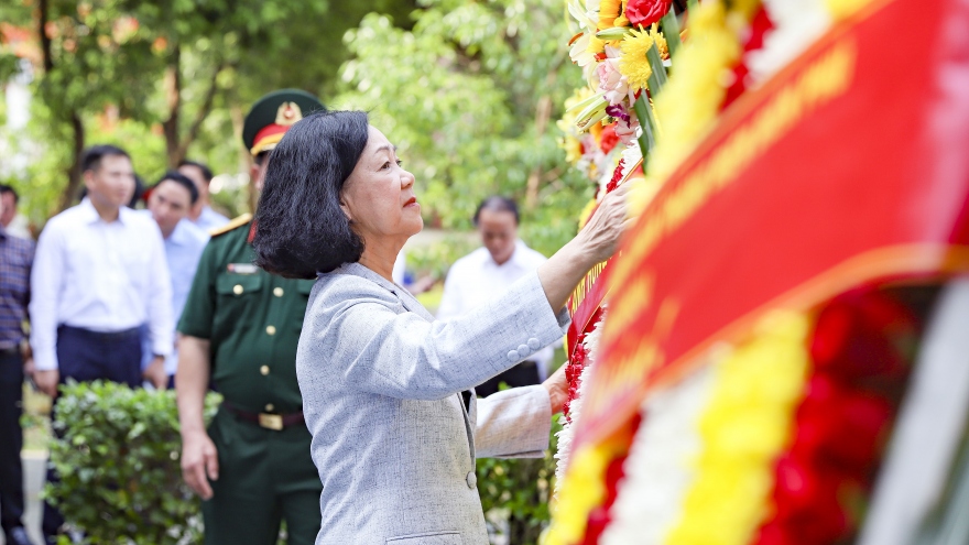 Lãnh đạo Đảng, Nhà nước dâng hương, tưởng niệm anh hùng liệt sĩ Điện Biên Phủ