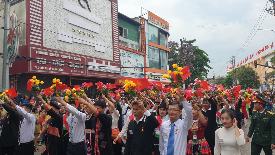 Người dân hân hoan đón chào các khối diễu binh, diễu hành ở TP Điện Biên Phủ