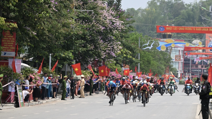 Cuộc đua xe đạp Về Điện Biên Phủ 2024: Cua-rơ Phạm Lê Xuân Lộc giành lại Áo vàng