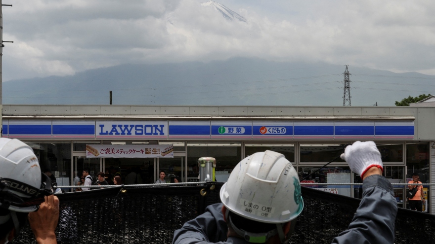 “Chán” khách du lịch, thị trấn nổi tiếng ở Nhật Bản chặn tầm nhìn ra núi Phú Sĩ