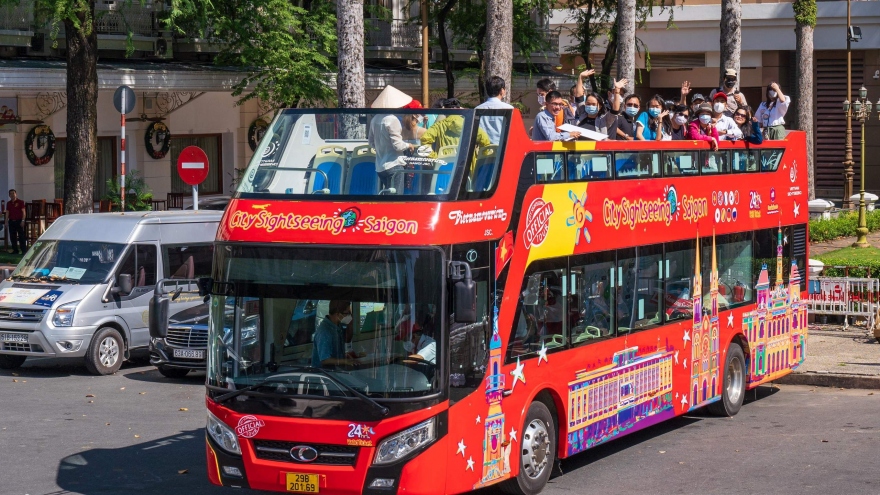 Double-decker bus service on Sai Gon-Cho Lon route officially launched
