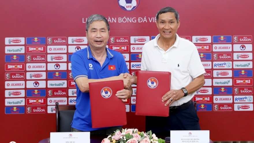 Mai Duc Chung continues role as coach of national women’s football team