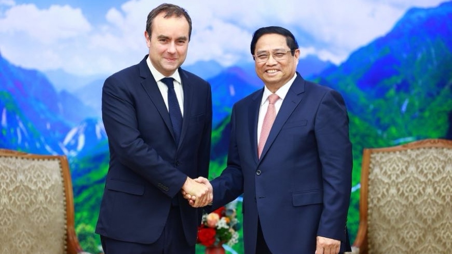 PM welcomes French Defense Minister’s visit for Dien Bien Phu victory ceremony