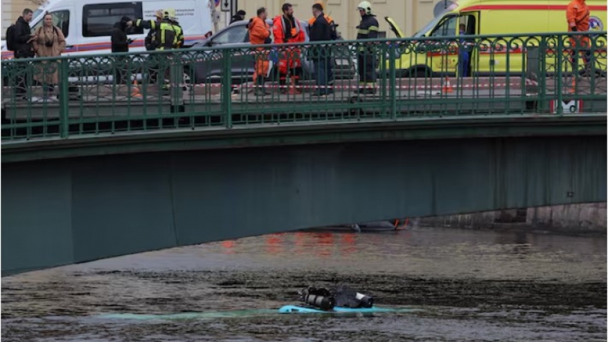 Nga: Xe chở khách lao xuống sông, ít nhất 4 người chết