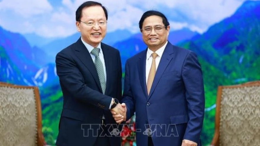 PM suggests Samsung see Vietnam as strategic manufacturing, export base