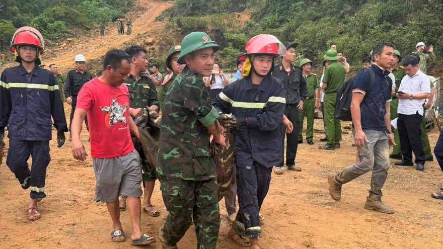 Hà Tĩnh: Sạt lở đất vùi lấp nhiều công nhân, 3 người tử vong