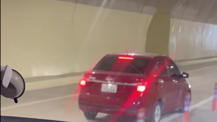 Cao tốc vừa thông xe đã có ô tô ngang nhiên chạy ngược chiều trong hầm Thần Vũ