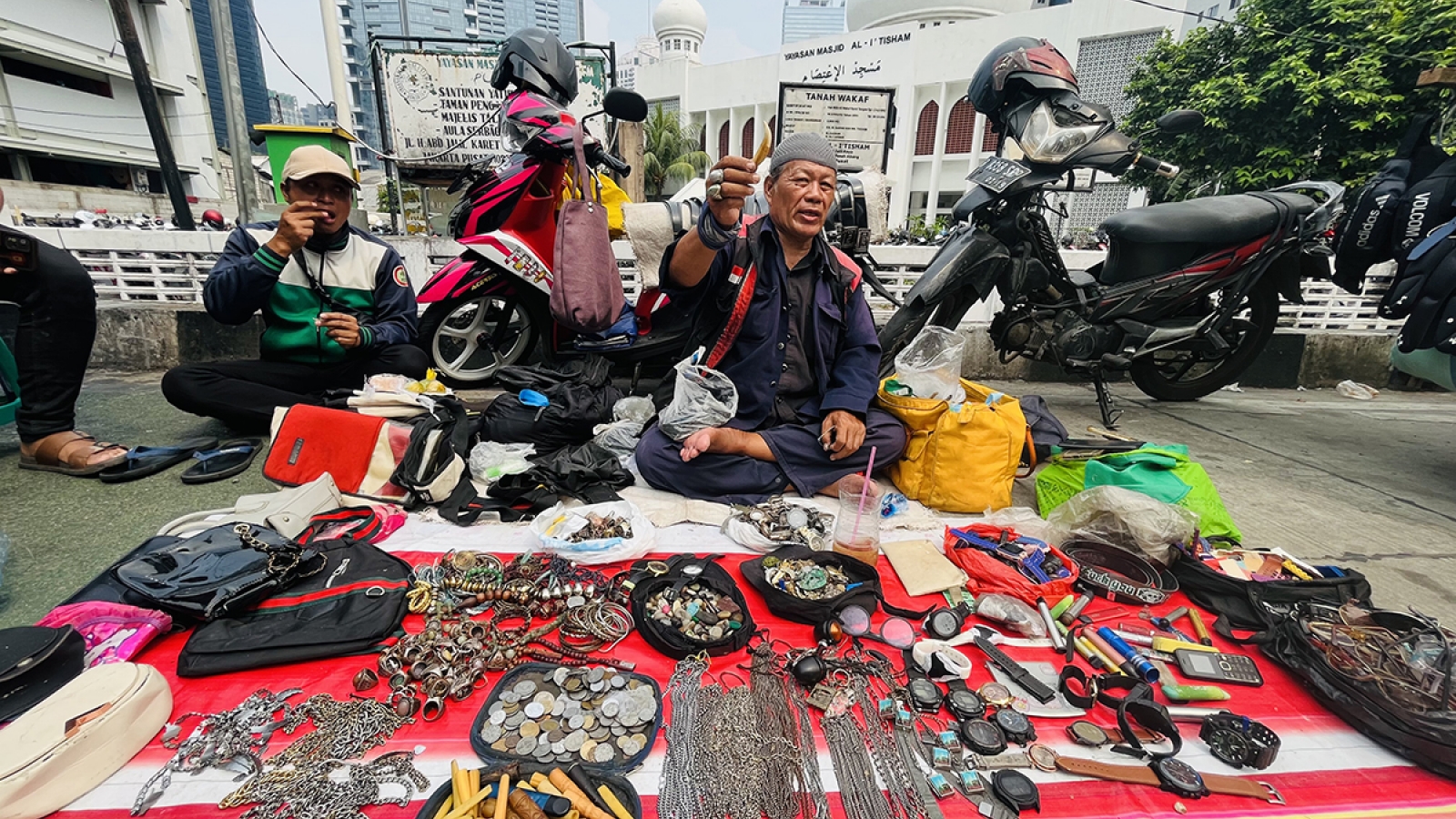 Nhọc nhằn kiếm sống dưới cái nắng “cháy da” của Jakarta