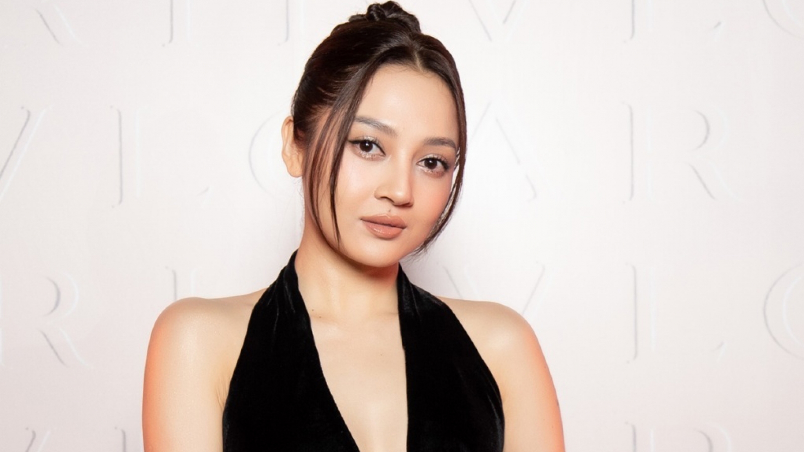 Chuyện showbiz: Bảo Anh lần đầu xuất hiện sau khi công khai con gái