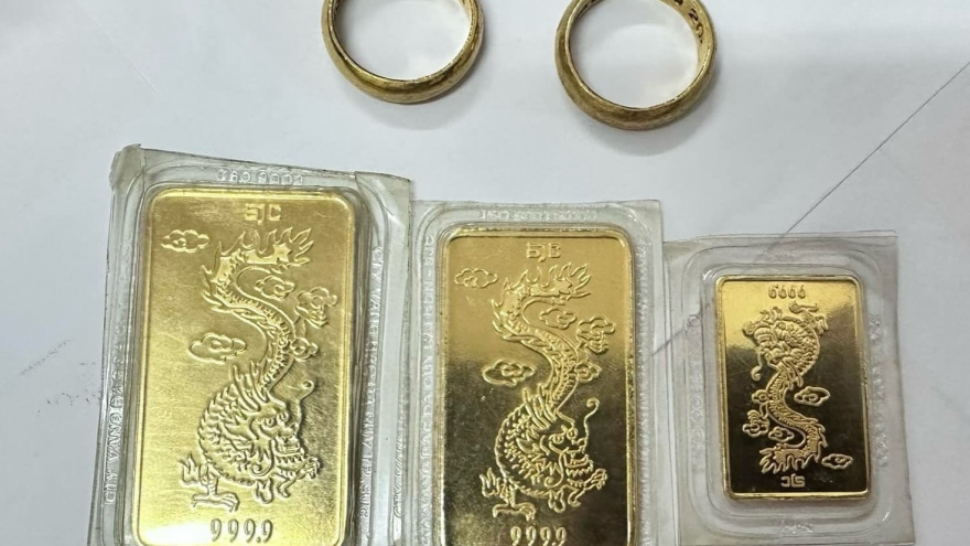 Nhiều kim loại nghi là vàng bị "bỏ quên" trong túi đồ từ thiện